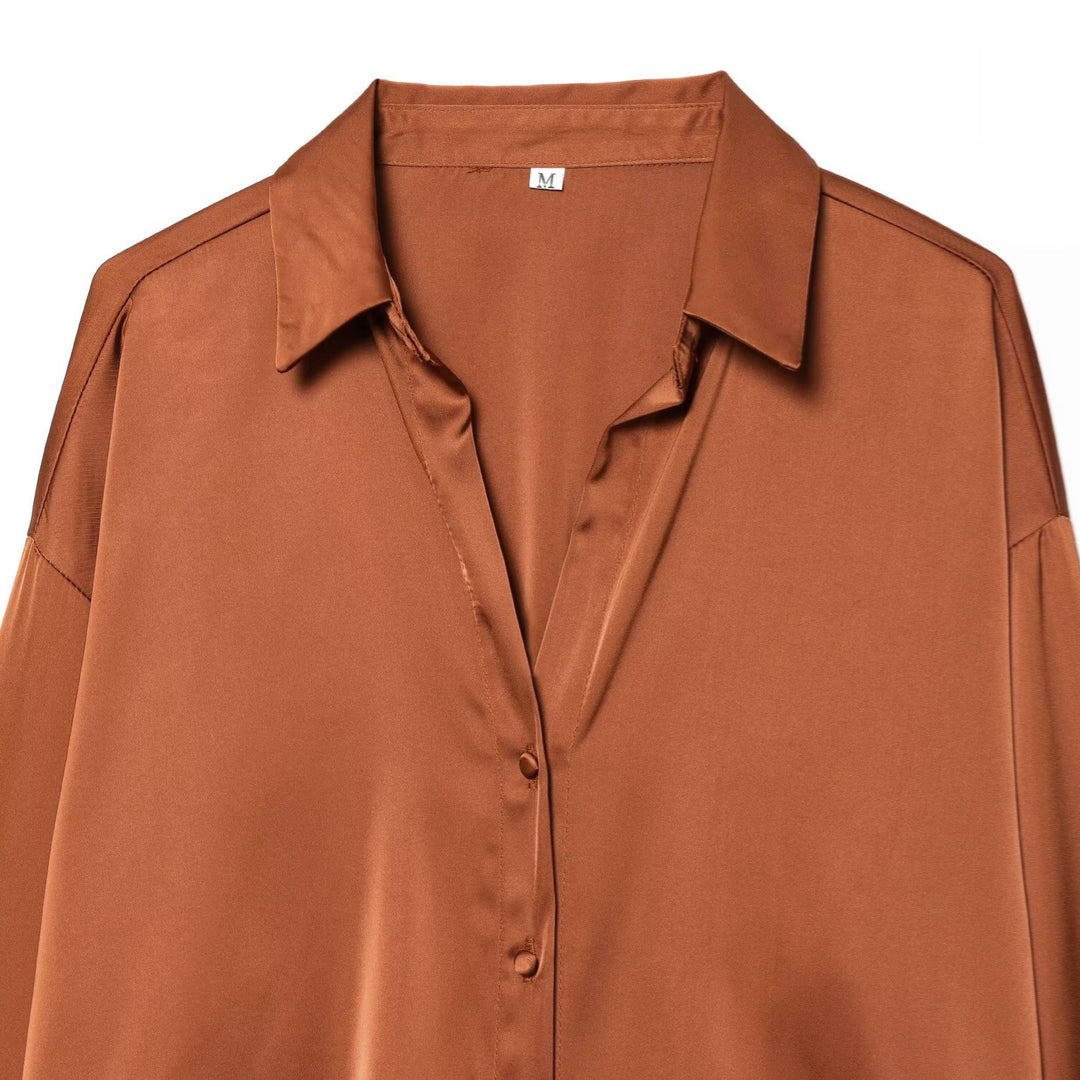 Damsilkeblus med eleganta fjädrar vid ärmsluten Mirla-Eva Jonsson