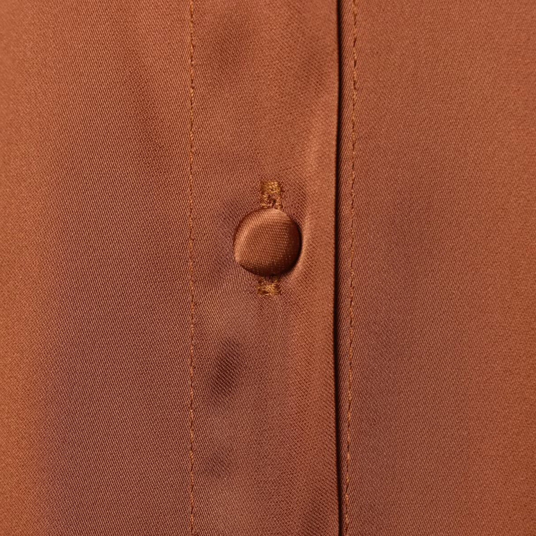 Damsilkeblus med eleganta fjädrar vid ärmsluten Mirla-Eva Jonsson