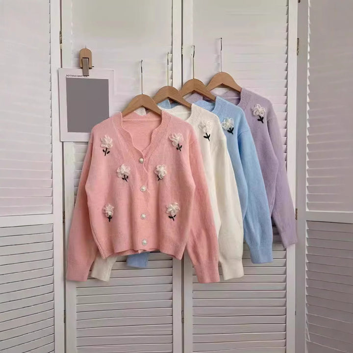 Damsk Cardigan med Blommönster och Eleganta Pärnsknappar Mirla-Eva Jonsson