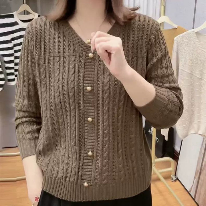 Damsk Cardigan med Fint Flätmönster och Eleganta Pärnknappar Mirla-Eva Jonsson