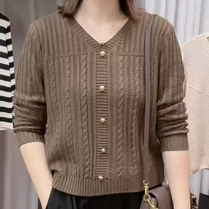 Damsk Cardigan med Fint Flätmönster och Eleganta Pärnknappar Mirla-Eva Jonsson