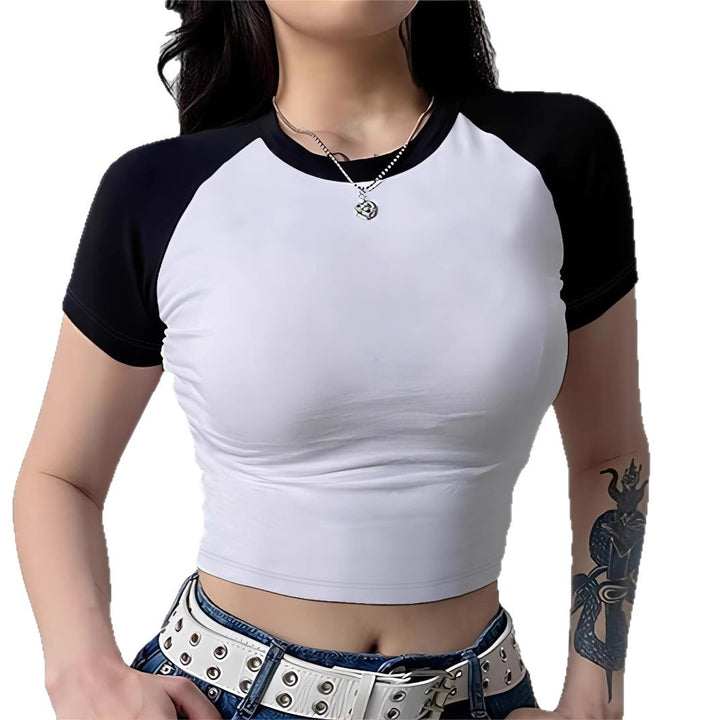 Damsk Crop-T-Shirt med modern raglan-snitt och figurnära design Mirla-Eva Jonsson