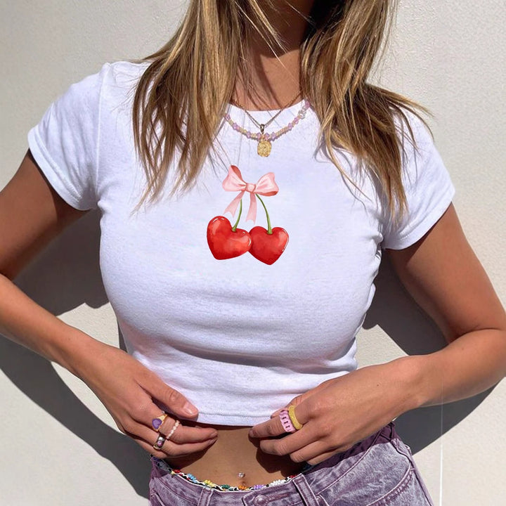 Damsk Crop-T-shirt med fräsch körsbärsmotiv och lekfull slipsdesign Mirla-Eva Jonsson
