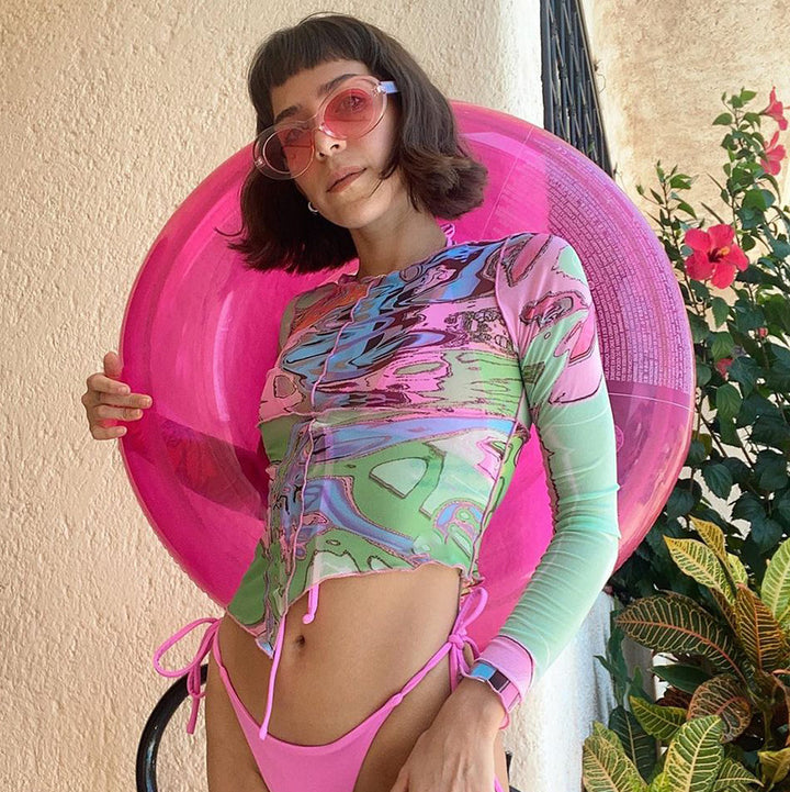 Damsk Crop-Top med kreativa grafiska tryck och figurnära snitt Mirla-Eva Jonsson