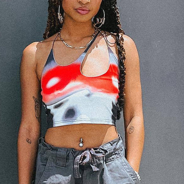 Damsk Crop-top med asymmetrisk axelbanddesign och livlig grafisk tryck Mirla-Eva Jonsson
