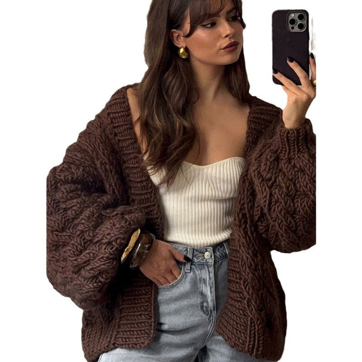 Damsk Grovstickad jacka med oversized skärning och eleganta flätmönster Mirla-Eva Jonsson