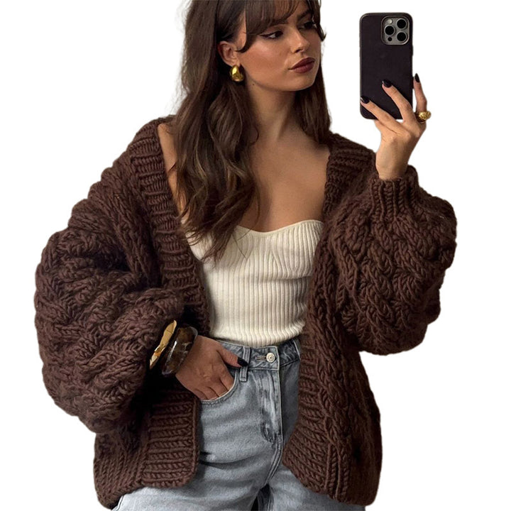 Damsk Grovstickad jacka med oversized skärning och eleganta flätmönster Mirla-Eva Jonsson