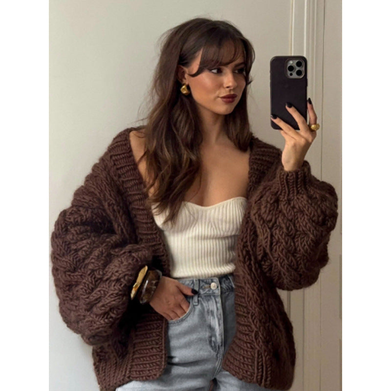 Damsk Grovstickad jacka med oversized skärning och eleganta flätmönster Mirla-Eva Jonsson