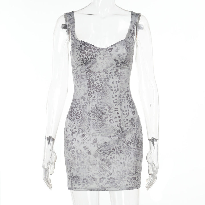 Damsk axelbandlöst kortklänning med leopardsmönster och figurnära passform Mirla-Eva Jonsson