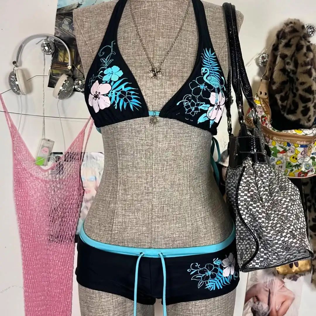 Damsk bikini-set med blommigt mönster och justerbara axelremmar Mirla-Eva Jonsson