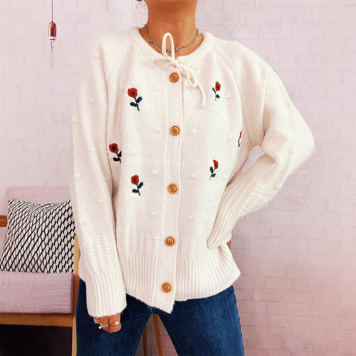 Damsk cardigan med blommig broderidesign och knapplås Mirla-Eva Jonsson