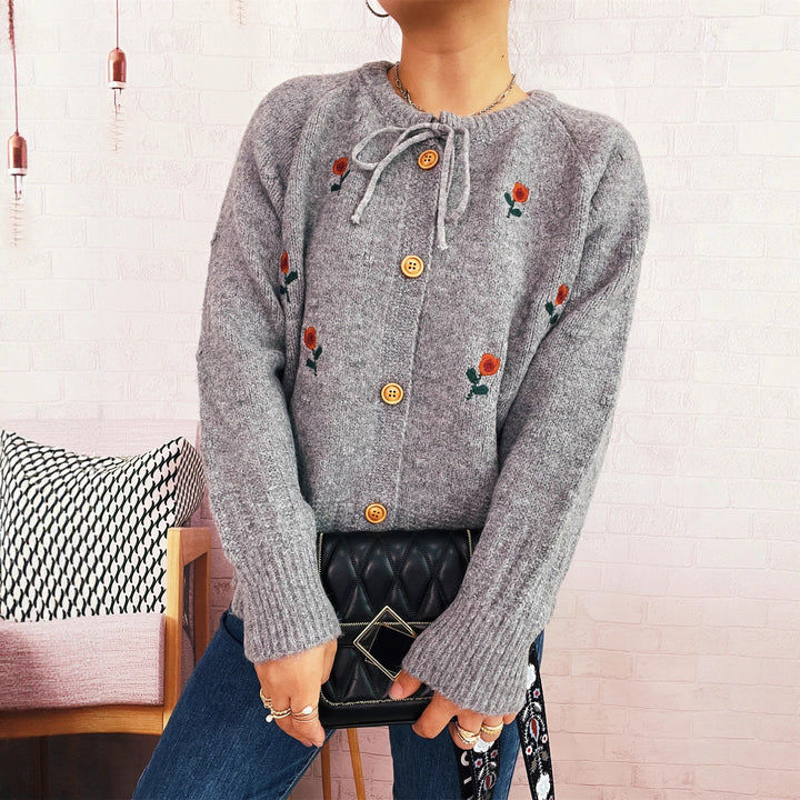 Damsk cardigan med blommig broderidesign och knapplås Mirla-Eva Jonsson