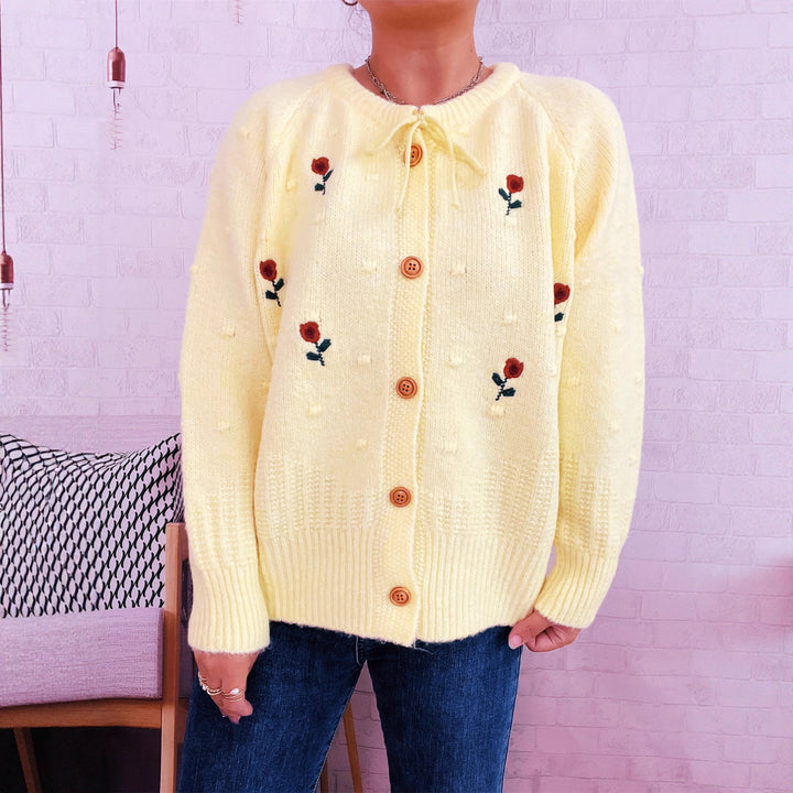 Damsk cardigan med blommig broderidesign och knapplås Mirla-Eva Jonsson