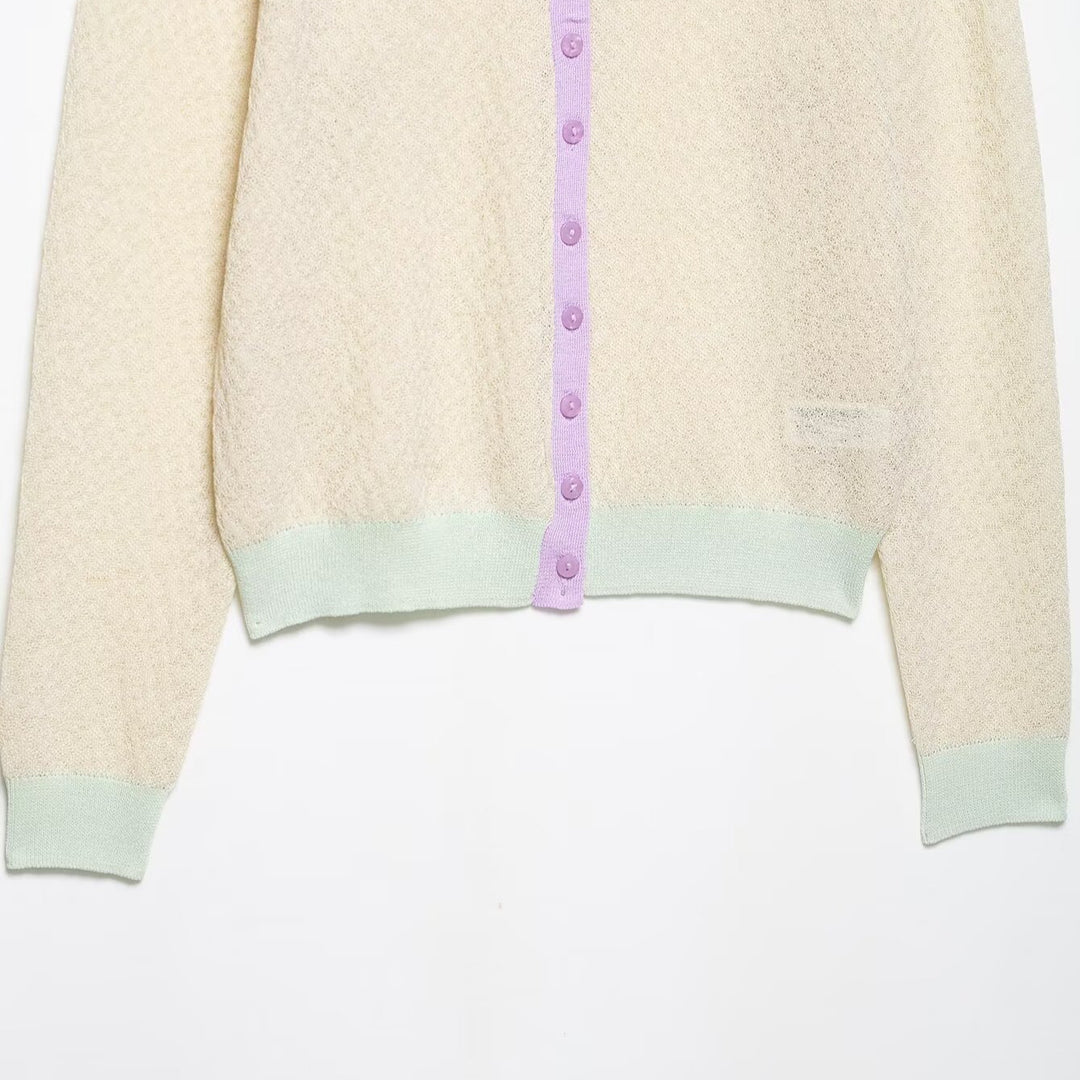 Damsk cardigan med delikat mönster och färgade detaljer Mirla-Eva Jonsson