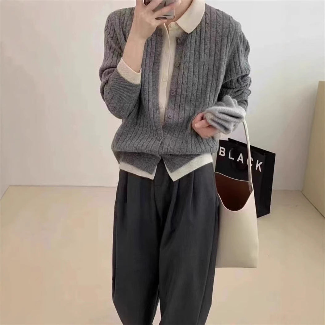 Damsk cardigan med fint flätmönster och eleganta knapprynkor Mirla-Eva Jonsson