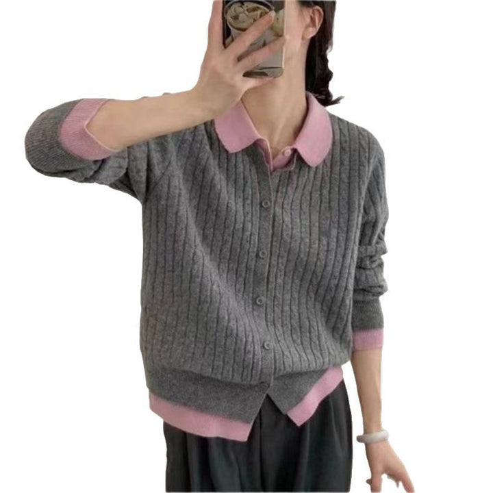 Damsk cardigan med fint flätmönster och eleganta knapprynkor Mirla-Eva Jonsson