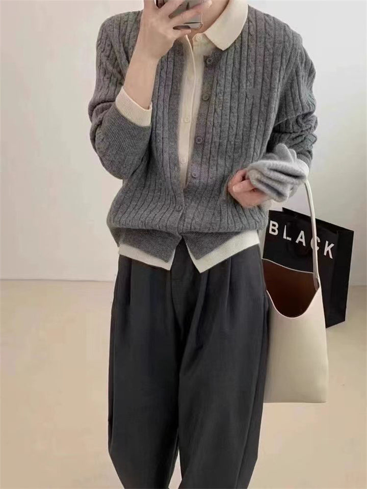 Damsk cardigan med fint flätmönster och eleganta knapprynkor Mirla-Eva Jonsson