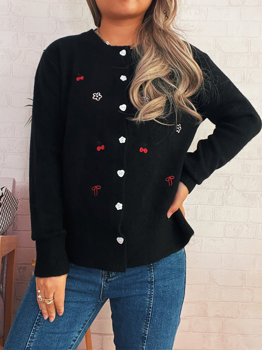 Damsk cardigan med kärleksfull blom- och körsbärsdesign Eva Jonsson-Eva Jonsson