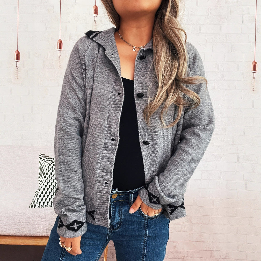 Damsk cardigan med kreativ flätmönster och moderna knapppdetaljer Eva Jonsson-Eva Jonsson