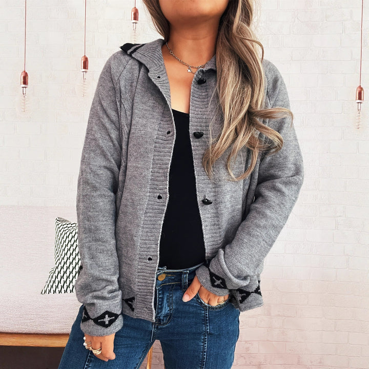Damsk cardigan med kreativ flätmönster och moderna knapppdetaljer Eva Jonsson-Eva Jonsson