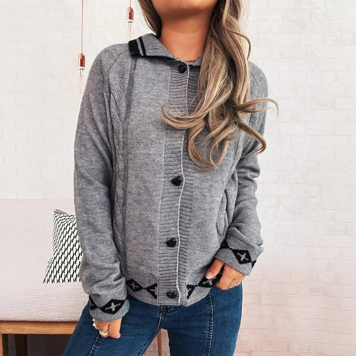 Damsk cardigan med kreativ flätmönster och moderna knapppdetaljer Eva Jonsson-Eva Jonsson