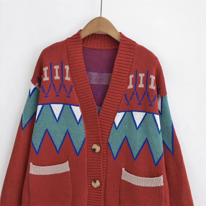 Damsk cardigan med kreativt mönster och praktiska fickor Mirla-Eva Jonsson
