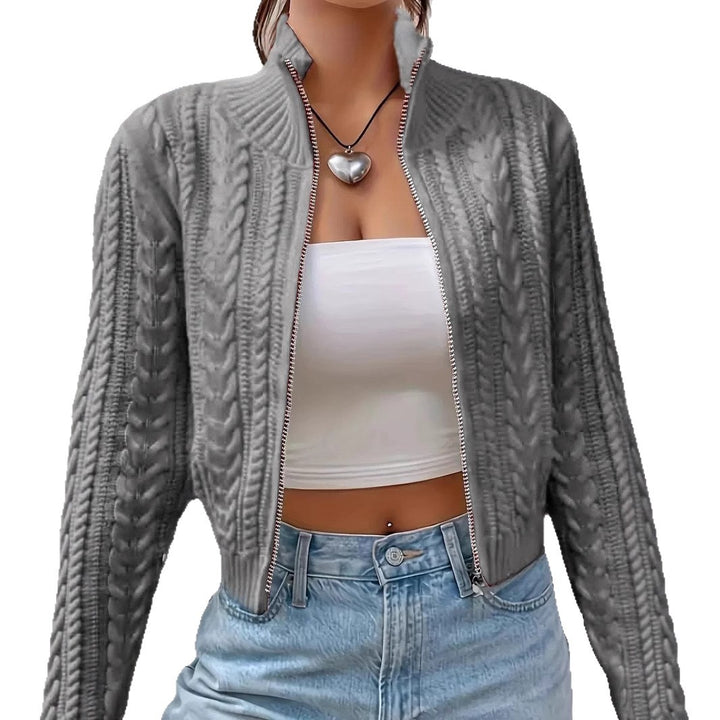 Damsk cardigan med modern flätdesign och hel dragkedja Mirla-Eva Jonsson
