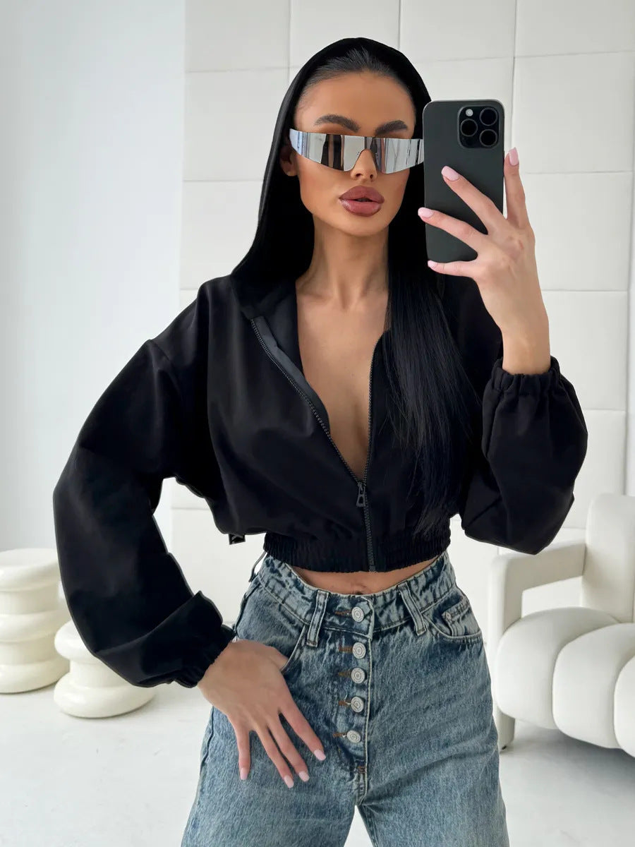 Damsk cropped hoodie jacka med elastisk midja och avslappnad passform Mirla-Eva Jonsson