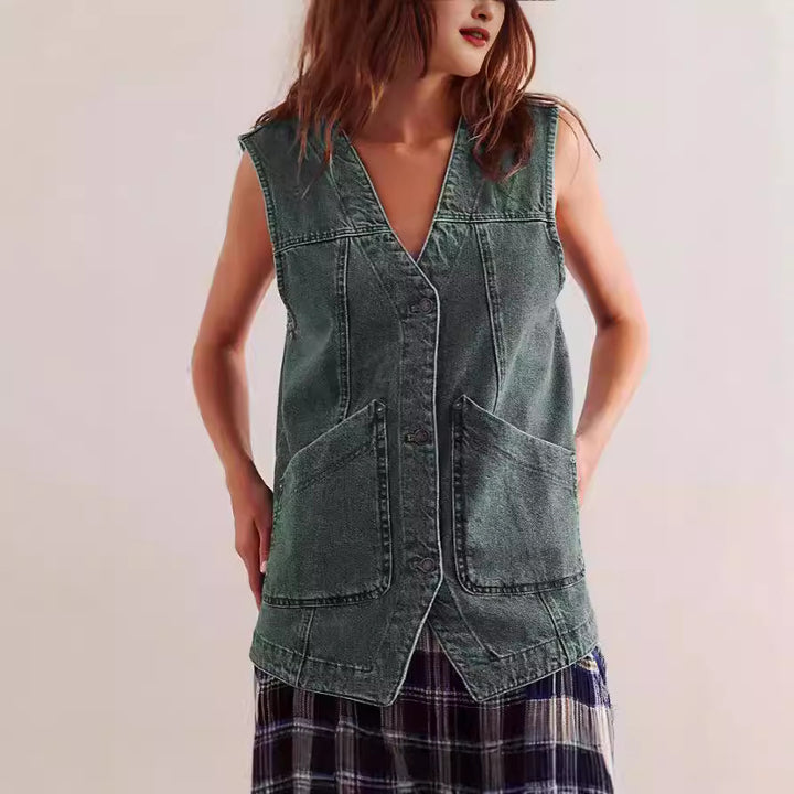 Damsk denim hängseljacka med praktiska fickor och trendig V-neck Mirla-Eva Jonsson