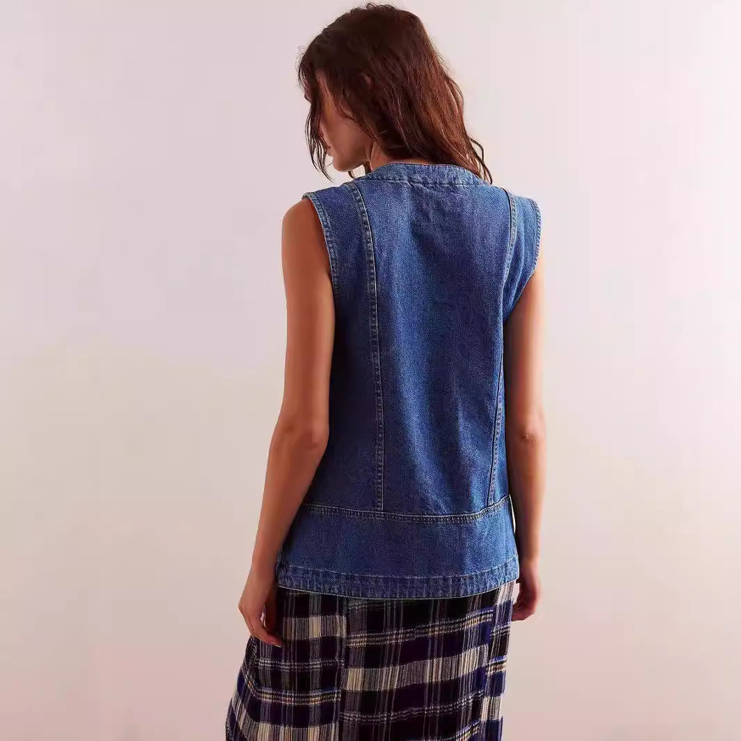 Damsk denim hängseljacka med praktiska fickor och trendig V-neck Mirla-Eva Jonsson