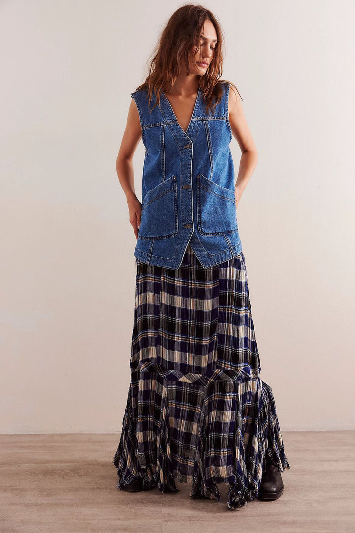 Damsk denim hängseljacka med praktiska fickor och trendig V-neck Mirla-Eva Jonsson