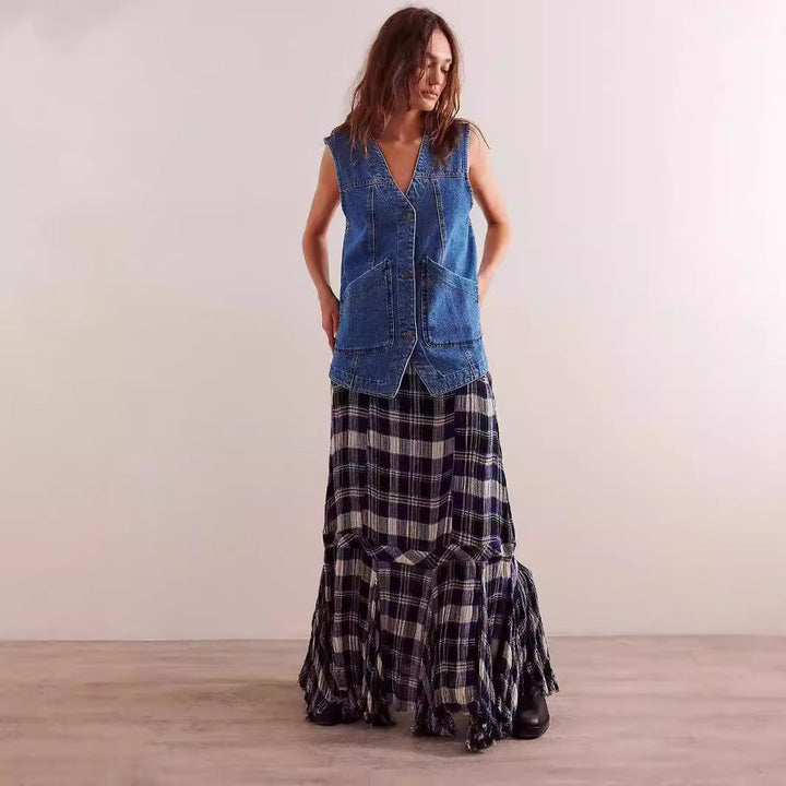Damsk denim hängseljacka med praktiska fickor och trendig V-neck Mirla-Eva Jonsson