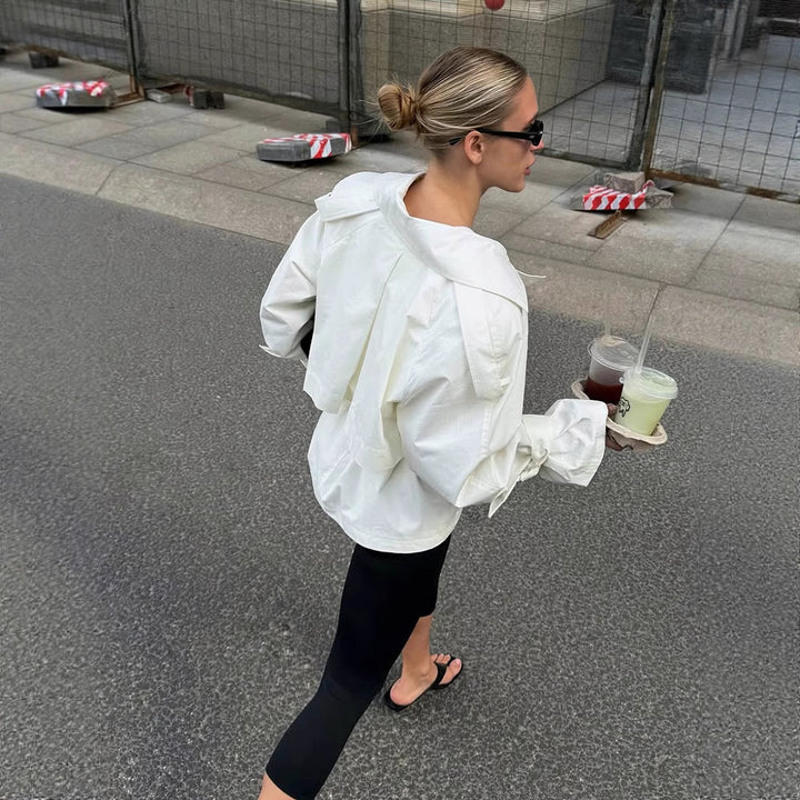 Damsk fashion kort jacka med midjebälte och elegant snitt Mirla-Eva Jonsson