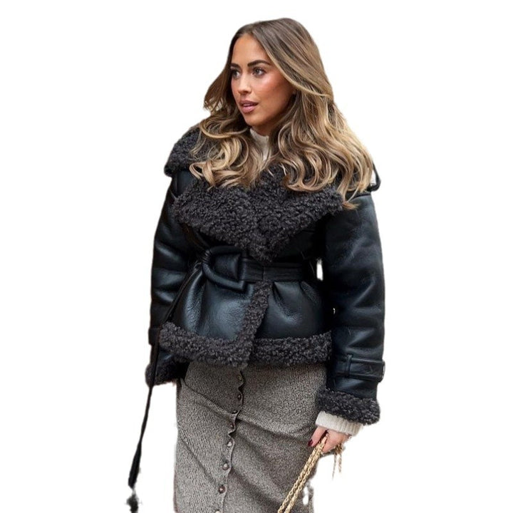 Damsk faux läderjacka med teddy-liknande foder och elegant bältebindning Mirla-Eva Jonsson