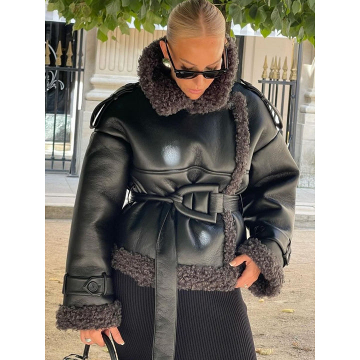 Damsk faux läderjacka med teddy-liknande foder och elegant bältebindning Mirla-Eva Jonsson