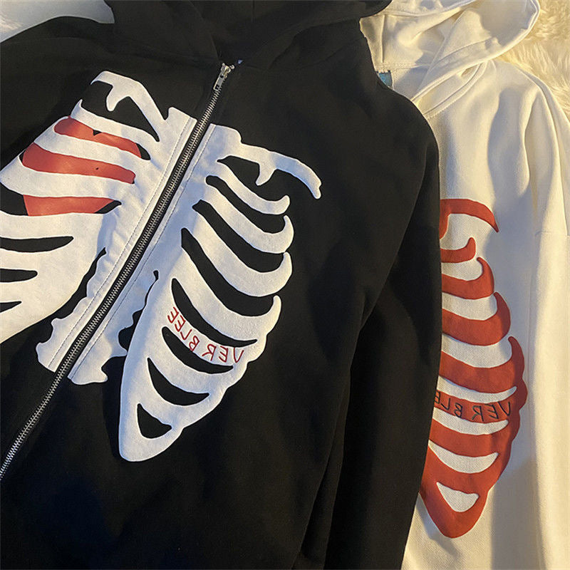 Damsk hoodie med iögonfallande skelettdesign Mirla-Eva Jonsson