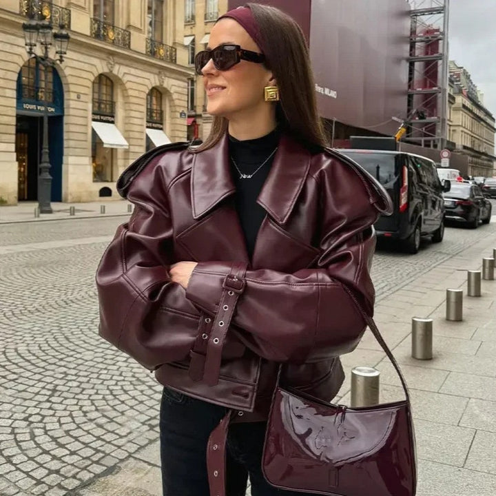 Damsk konstläder bikerjacka i modernt cropped-design med justerbart bälte och dekorativa knappar Eva Jonsson-Eva Jonsson