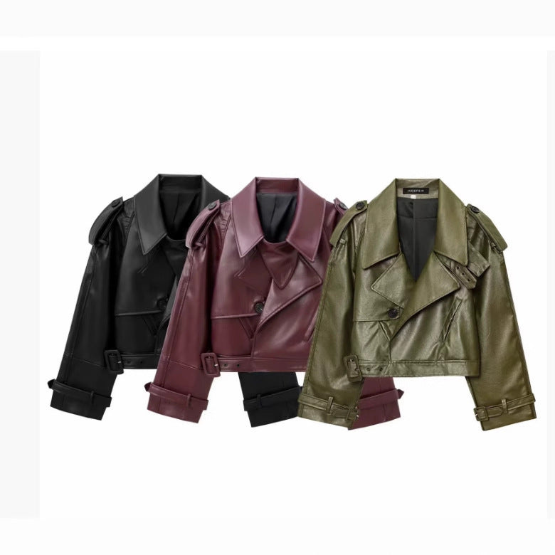 Damsk konstläder bikerjacka i modernt cropped-design med justerbart bälte och dekorativa knappar Eva Jonsson-Eva Jonsson
