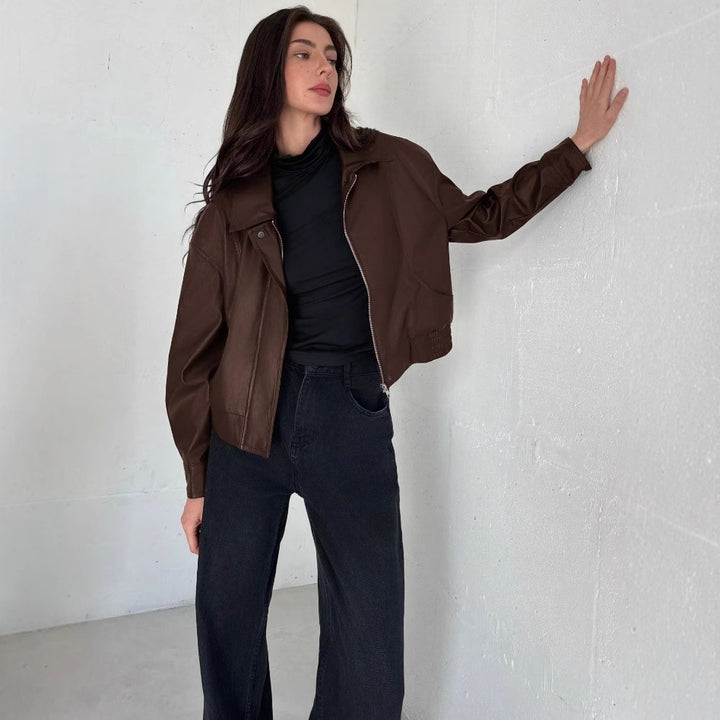 Damsk konstläderjacka i modern bikerstil Mirla-Eva Jonsson