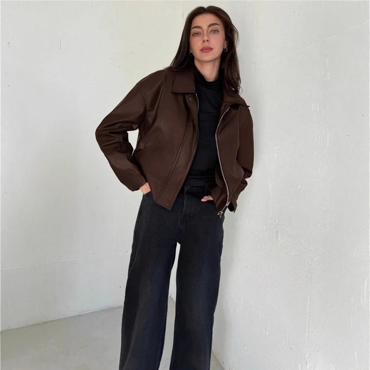 Damsk konstläderjacka i modern bikerstil Mirla-Eva Jonsson