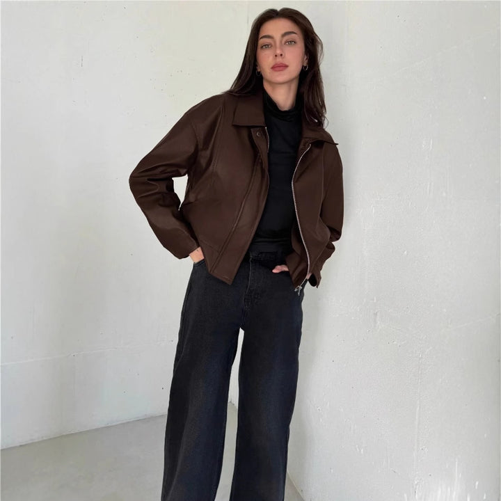 Damsk konstläderjacka i modern bikerstil Mirla-Eva Jonsson