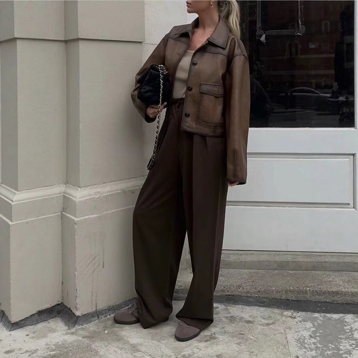 Damsk konstläderjacka med praktiska fickor och modern passform Eva Jonsson-Eva Jonsson