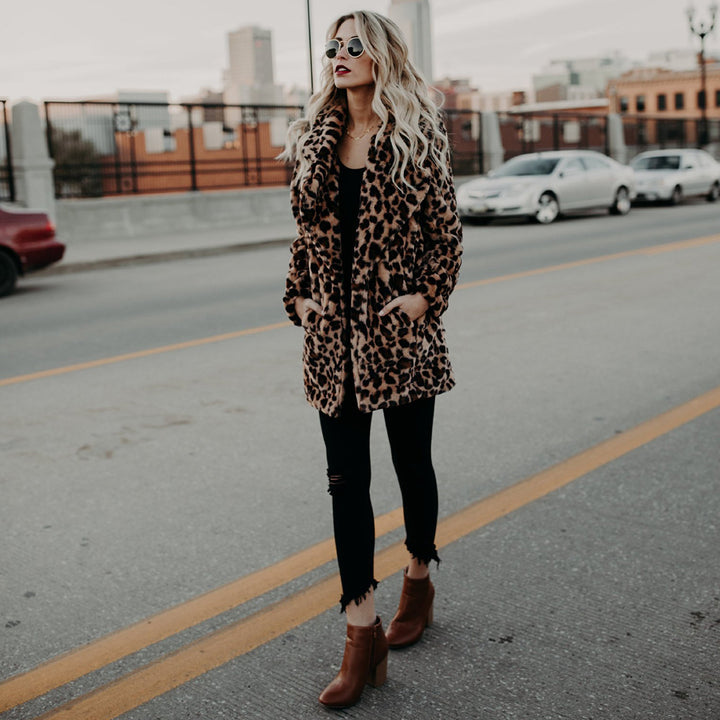 Damsk konstpälsjacka i modernt leopardmönster med avslappnad passform Mirla-Eva Jonsson