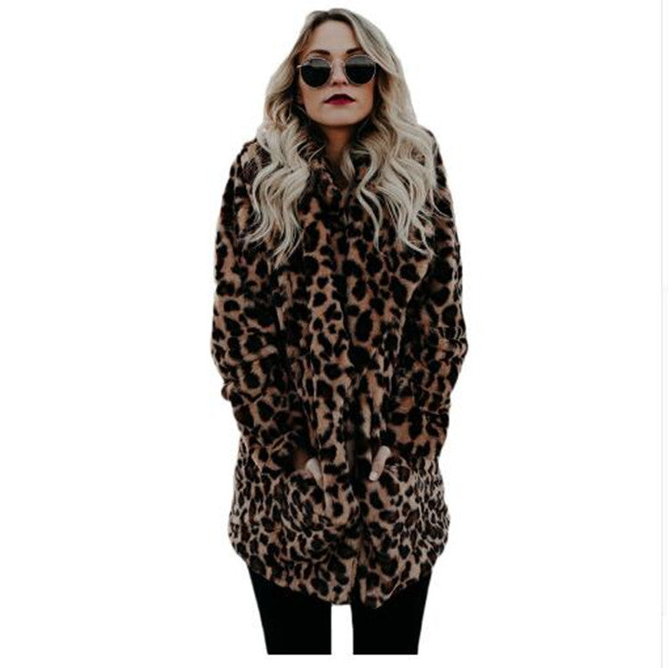Damsk konstpälsjacka i modernt leopardmönster med avslappnad passform Mirla-Eva Jonsson