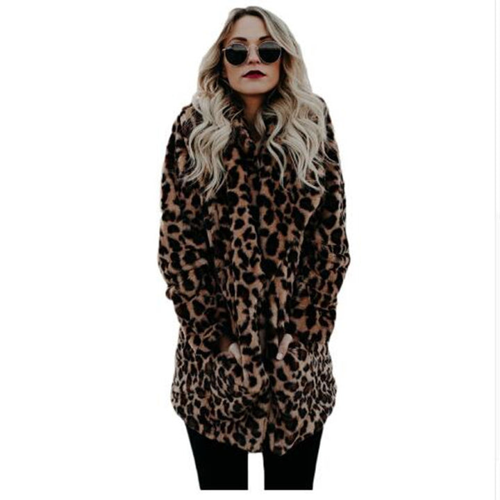 Damsk konstpälsjacka i modernt leopardmönster med avslappnad passform Mirla-Eva Jonsson