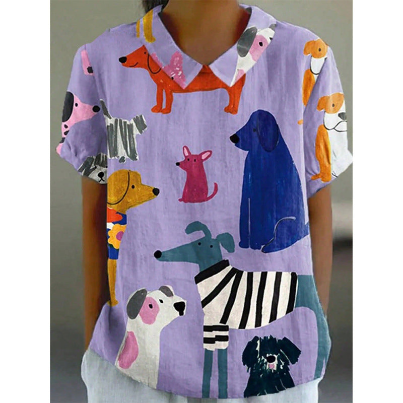 Damsk kortärmad blus med färgglad hundplattedesign och moderiktig krage Mirla-Eva Jonsson