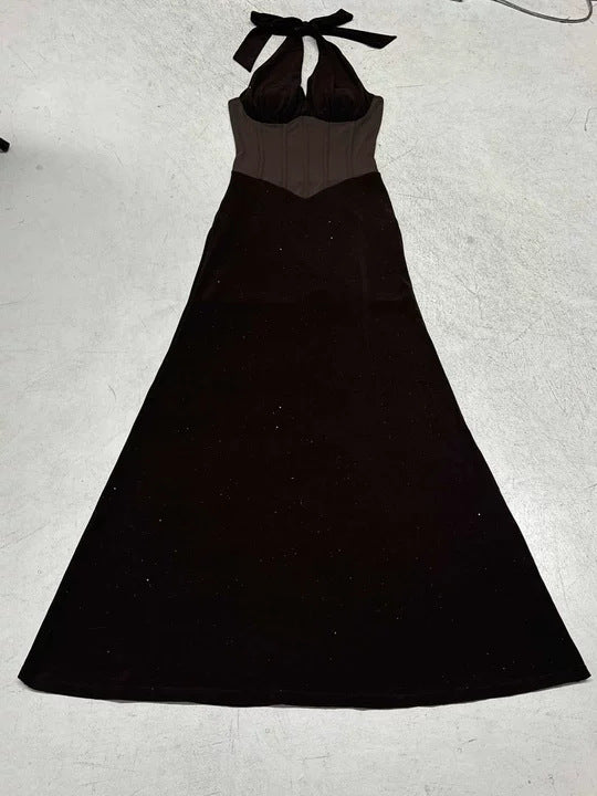 Damsk långärmad maxiklänning med elegant A-linje-silhuett och glittrande detaljer Mirla-Eva Jonsson