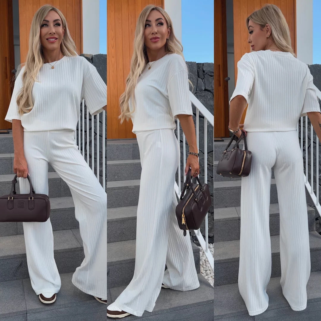 Damsk lounge-set med elegant ribbat mönster och vida byxor Mirla-Eva Jonsson