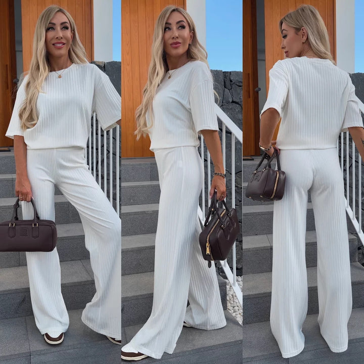 Damsk lounge-set med elegant ribbat mönster och vida byxor Mirla-Eva Jonsson