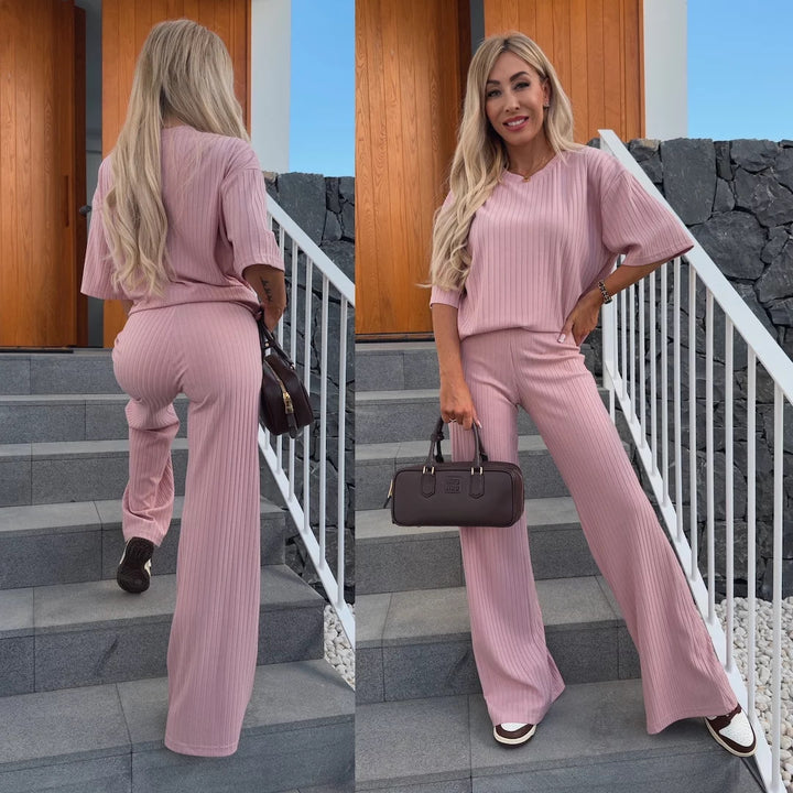 Damsk lounge-set med elegant ribbat mönster och vida byxor Mirla-Eva Jonsson